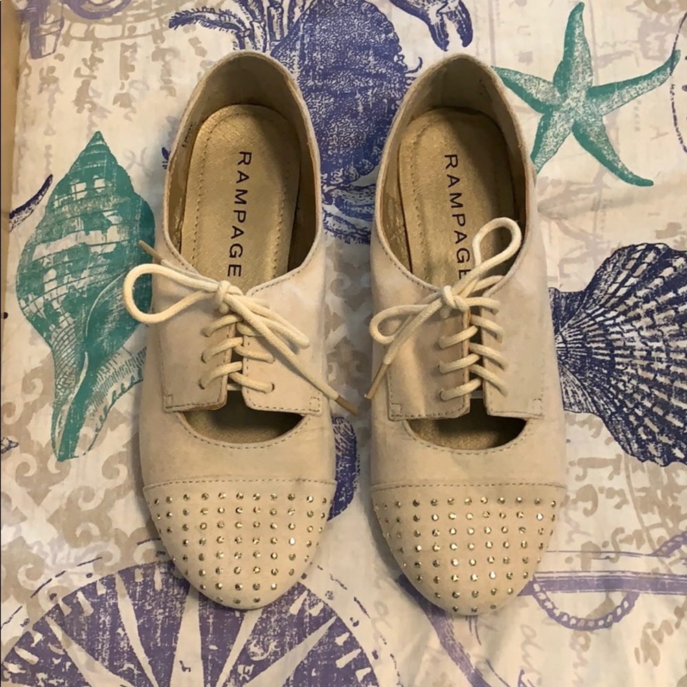 Off white colored Rampage Flats